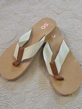 SO Chevron Strap Flip Flops in Cream and Tan